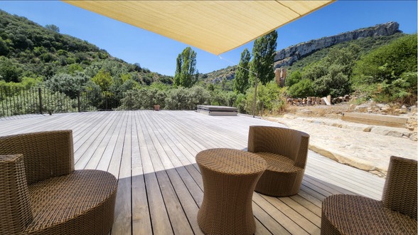 Terrasse extérieure face aux collines, pour danser en plein air